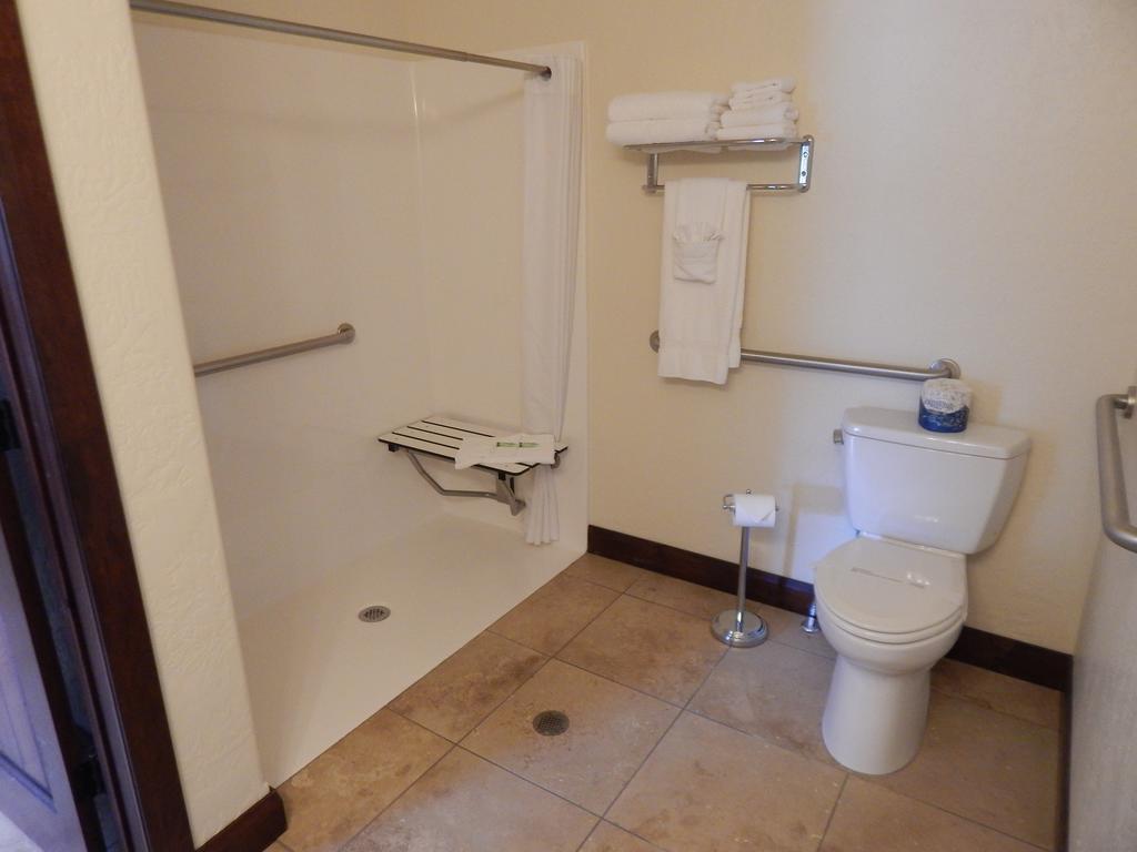 Winterton Suites Уиллистон Экстерьер фото