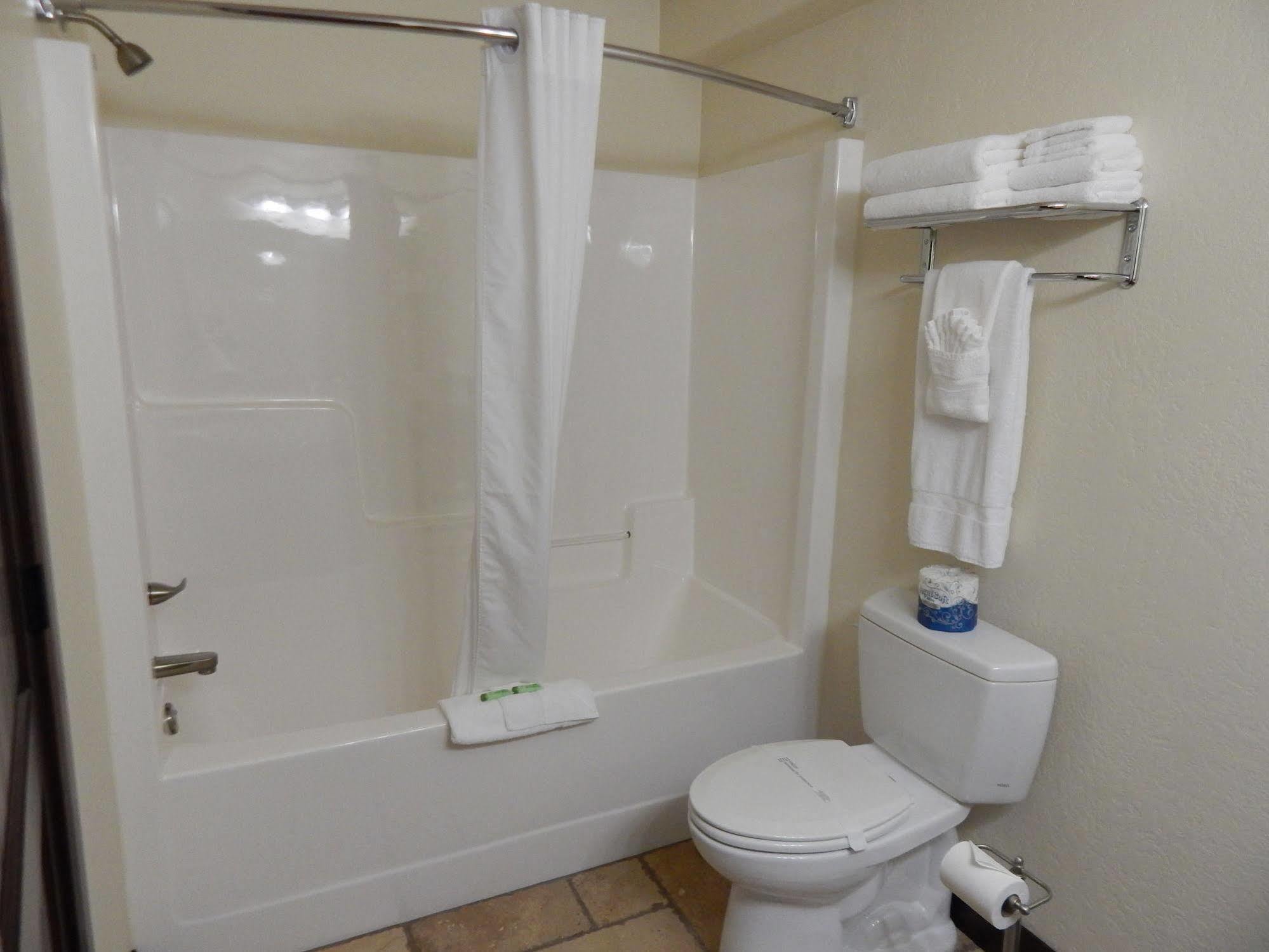 Winterton Suites Уиллистон Экстерьер фото