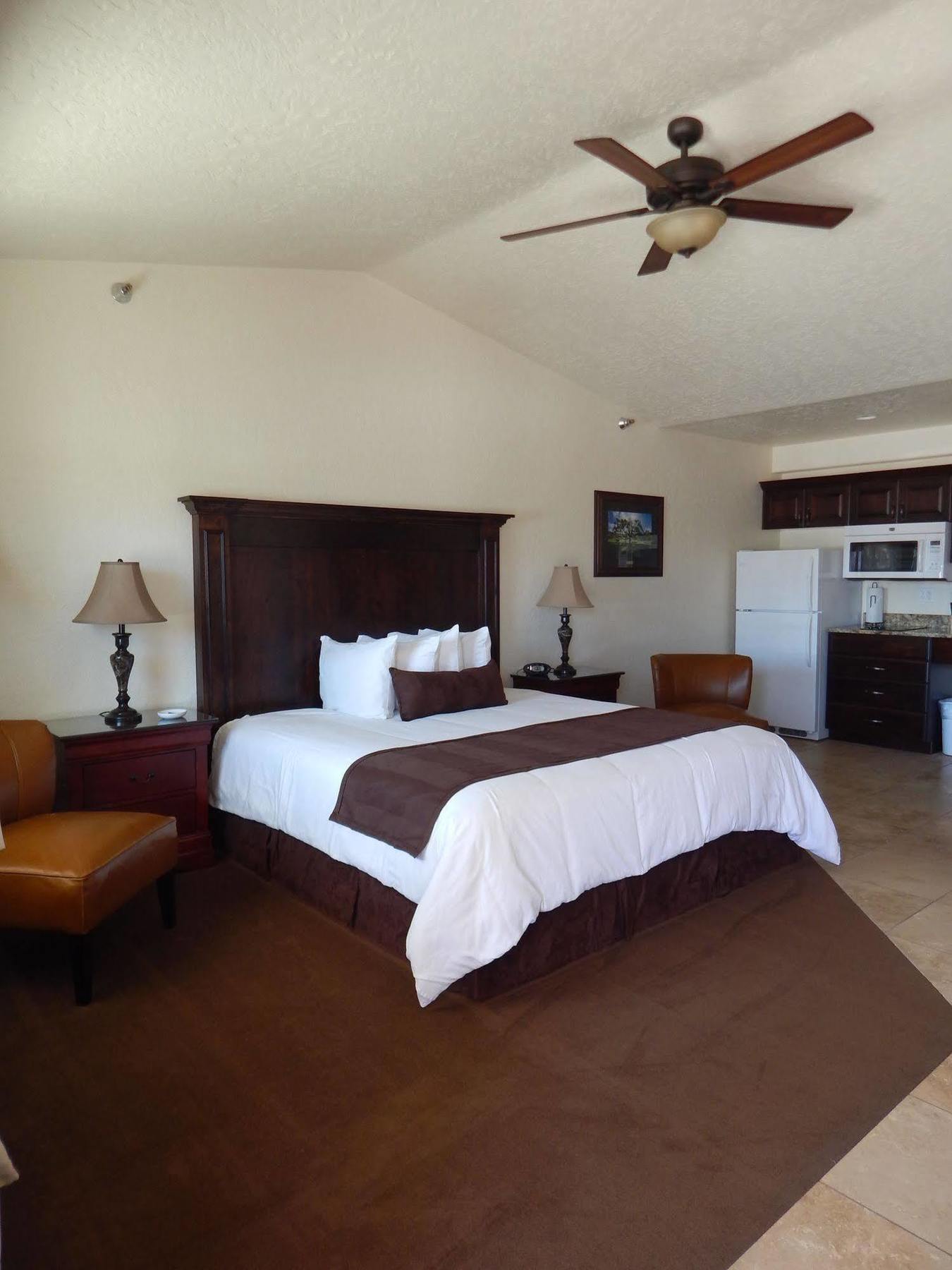 Winterton Suites Уиллистон Экстерьер фото
